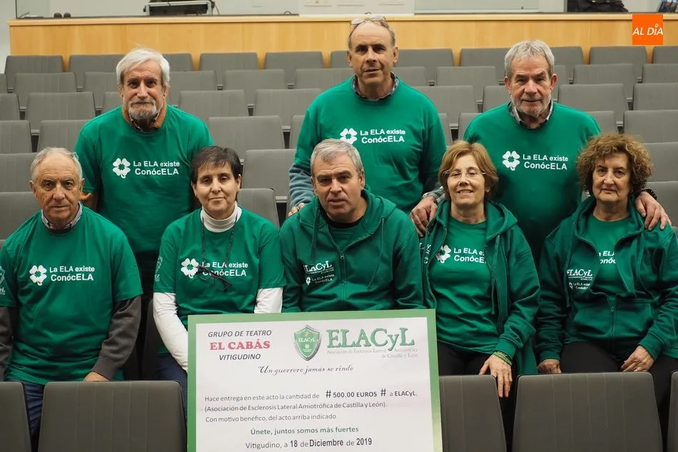 Integrantes del grupo El Cabás con su compañero Adolfo Vicente en el centro
