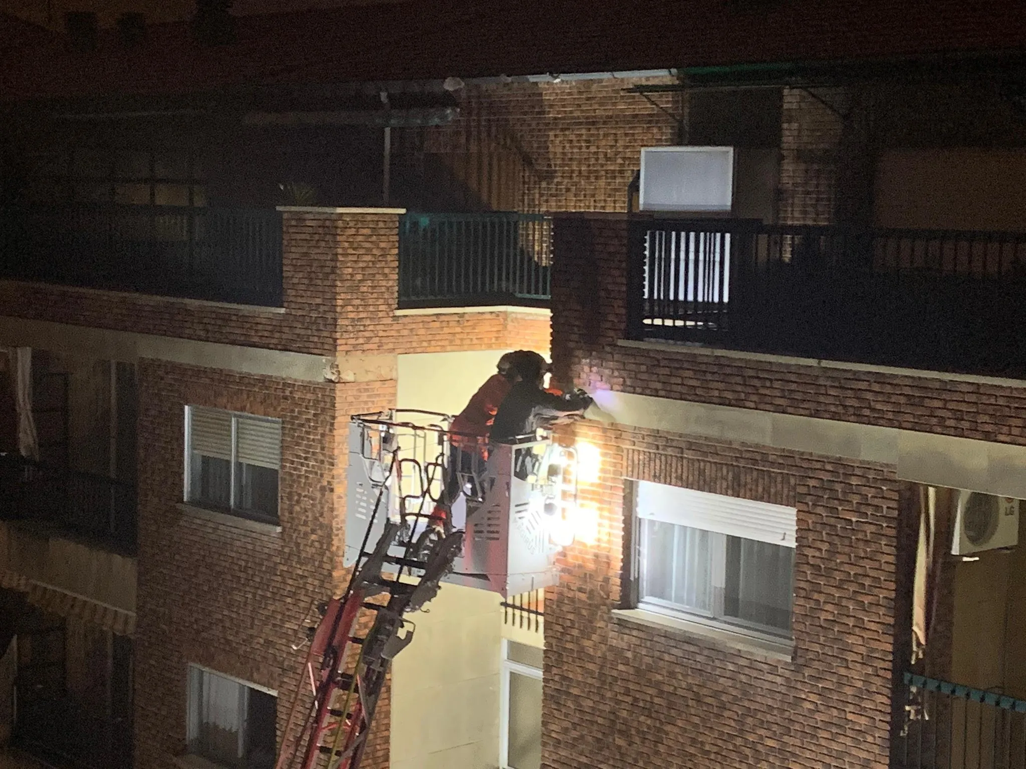 Dos bomberos, en plena faena