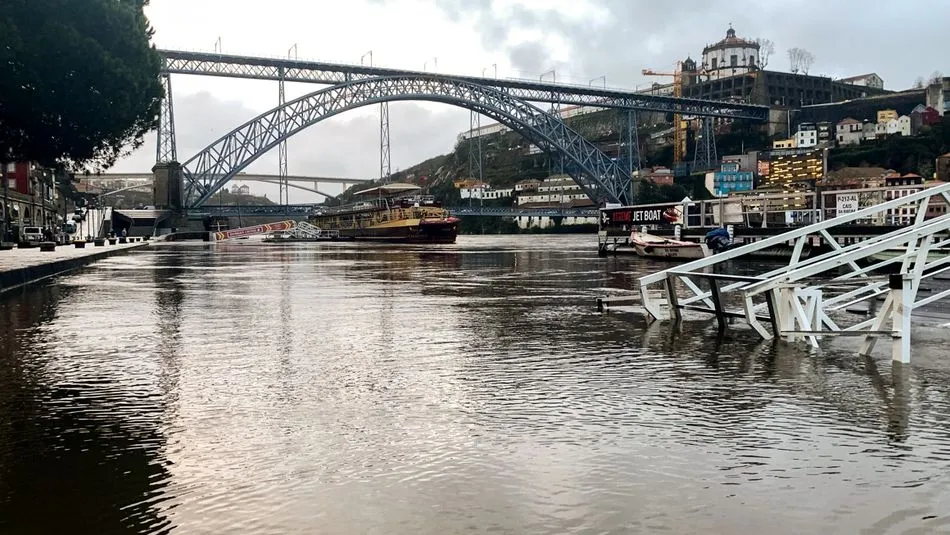 El Duero a su paso por La Ribeira en Oporto/ Miguel Nogueira