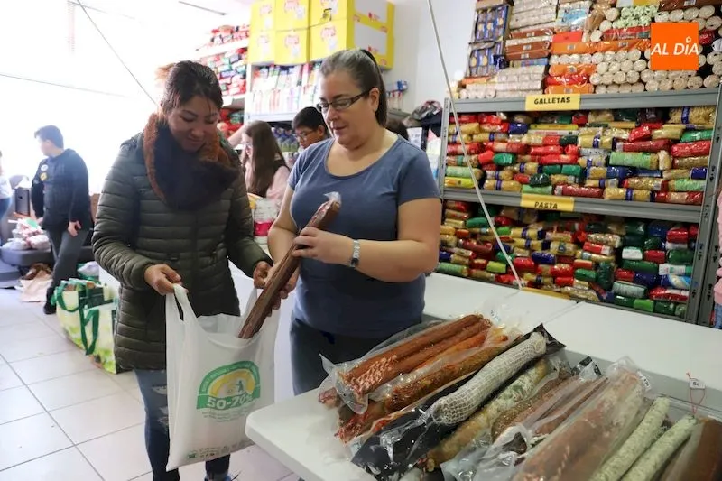 Reparto de juguetes y comida para los más necesitados en el Comedor de los Pobres / Lydia González