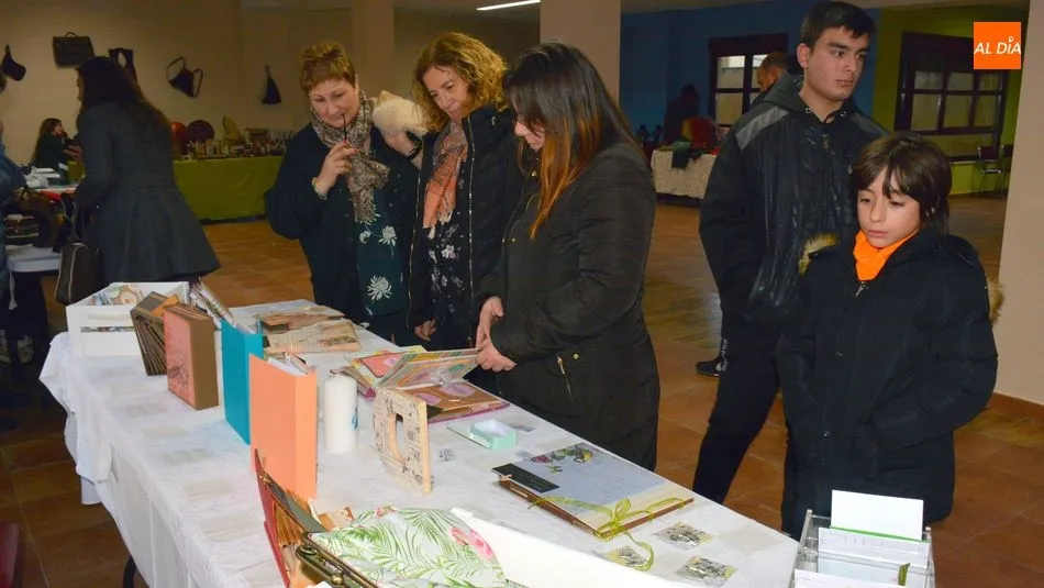 Los visitantes del mercado navideño pudieron conocer los trabajos de los artesanos / E. Corredera