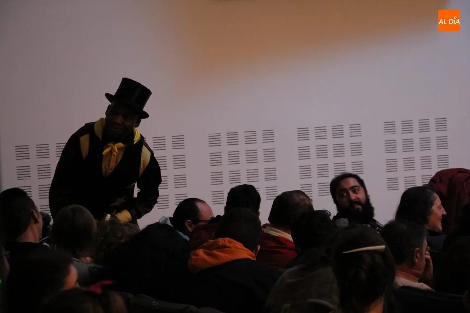 Excelente espectáculo de magia y humor de Raúl Camagüey en Vitigudino  