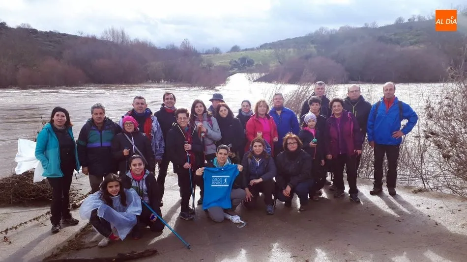 Los senderistas a la orilla del Huebra entre los términos de Cerralbo y Barreras