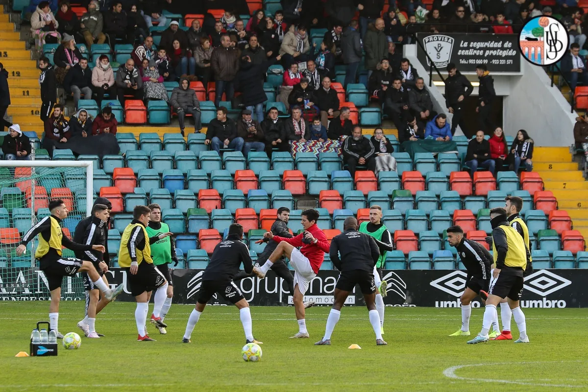 Calentamiento previo a un partido de los integrantes del primer equipo / Salamanca UDS