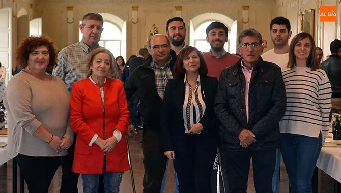 El Ayuntamiento homenajeaba a los trabajadores jubilados durante el vino navideño