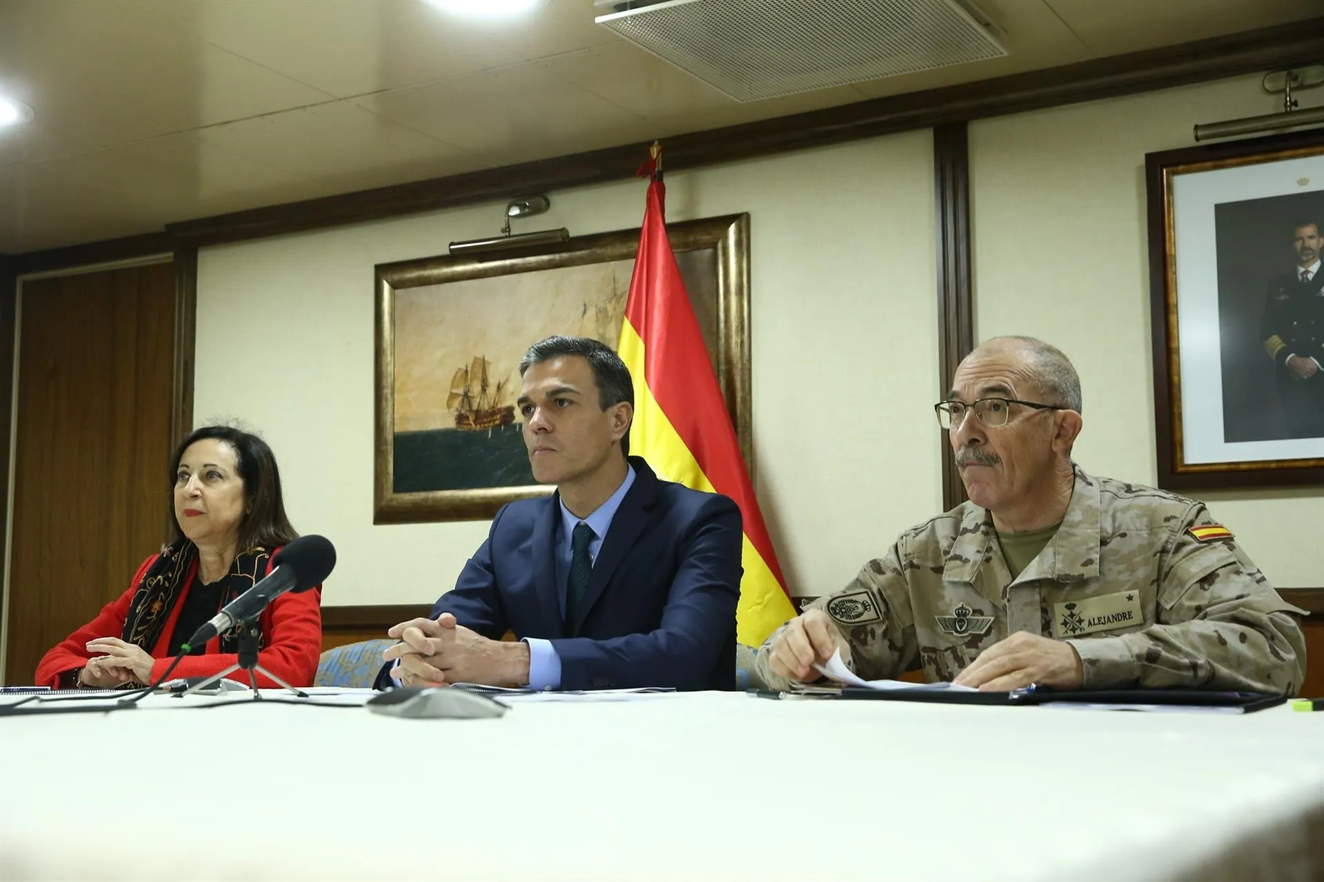 El presidente del Gobierno, Pedro Sánchez, junto a la ministra de Defensa, Margarita Robles, y el Jemad, Fernando Alejandre, felicitando la Navidad a los militares en el exterior por videoconferencia en 2018 - POOL MONCLOA - Archivo