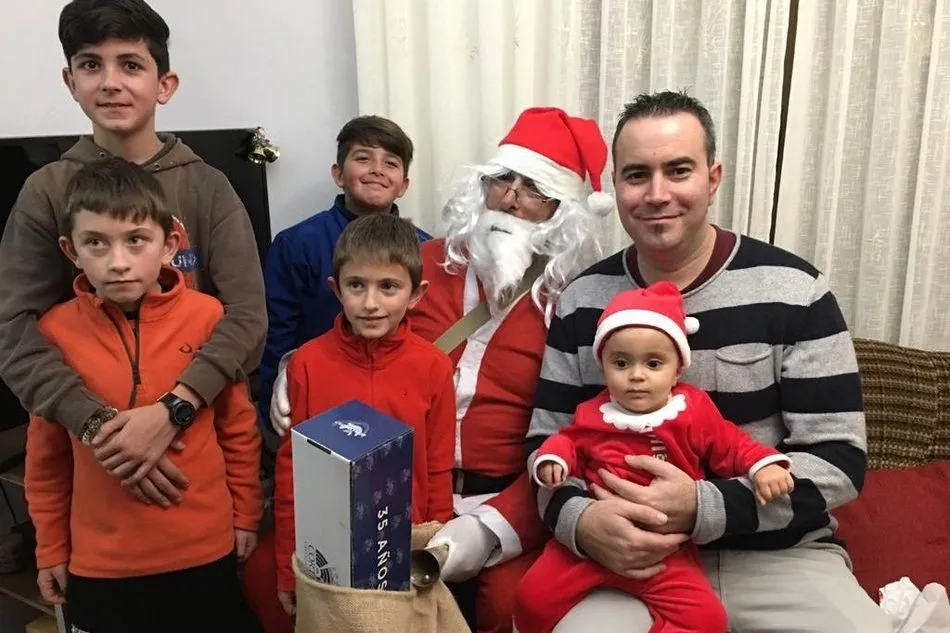 Papa Nóel pasa por Olmedo de Camaces y llena de alegría la residencia  