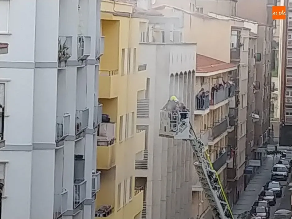 Los bomberos rescatando a vecinos a través de las ventanas