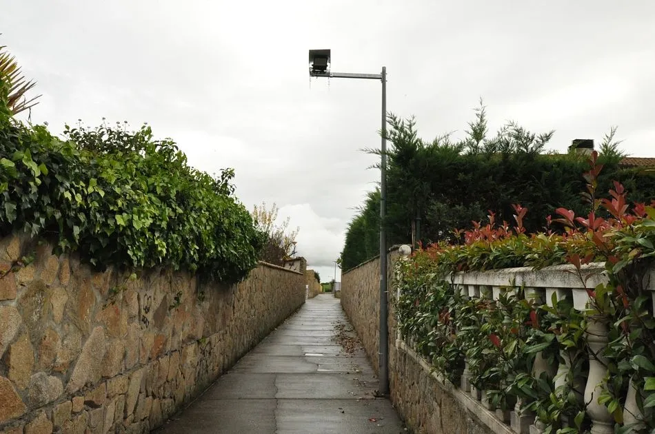 El Ayuntamiento dota de iluminación el pasaje de Villas de Valdelagua