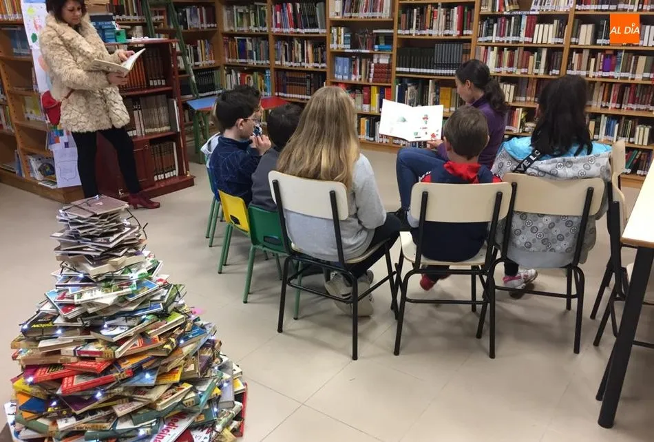 Los niños de Villarino de los Aires disfrutan de la Navidad con un cuentacuentos  