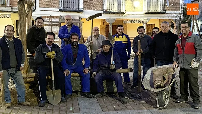 Una docena de personas trabaja de manera continua en el montaje del gran Belén Viviente de Santiago de la Puebla