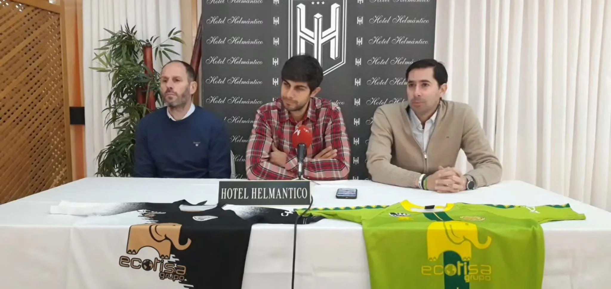 Jabi Luaces, José Ángel Alonso y Javier Tejedor durante la presentación del nuevo jugador de Unionistas