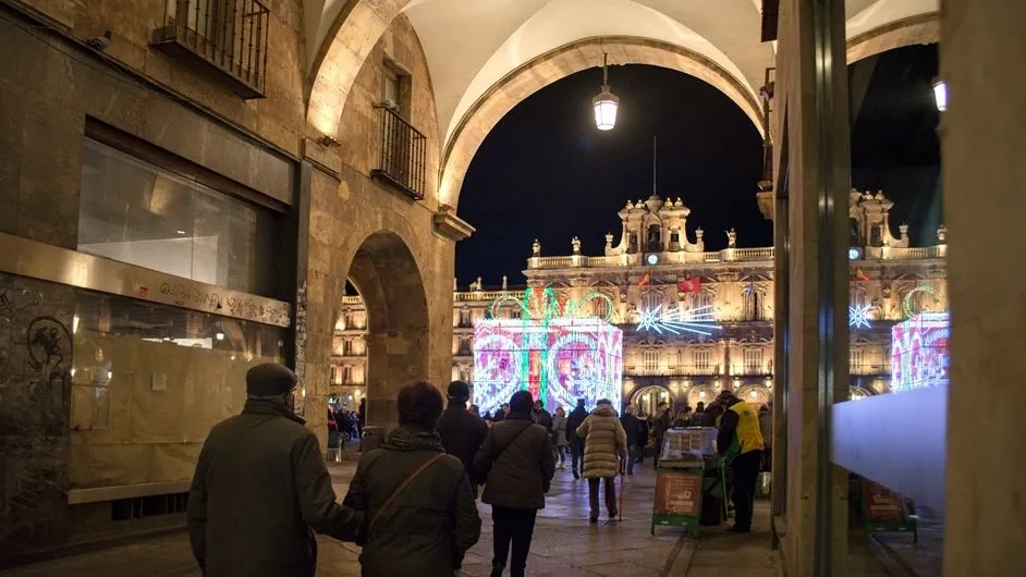Gran regalo de Navidad que adorna la Plaza Mayor de Salamanca. Foto de Manuel Lamas