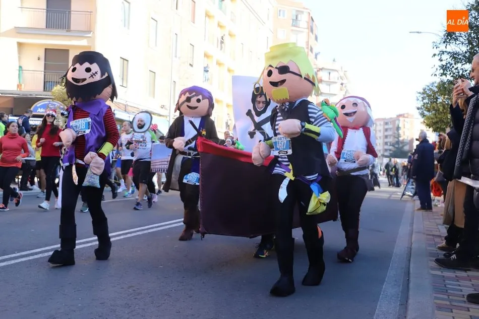 Un barco pirata, en plena San Silvestre / Lydia González