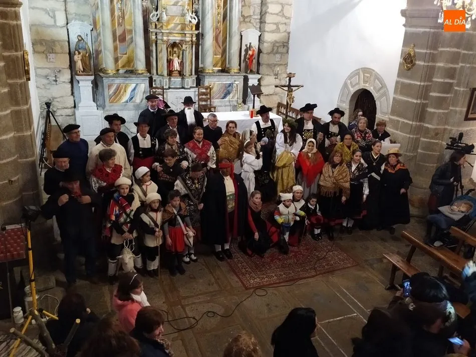 El nutrido elenco del belén posó para el público al final de la representación en Sorihuela