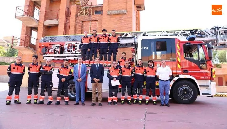 El alcalde, Carlos García Carbayo, junto a un grupo de bomberos. Foto de Víctor Sánchez