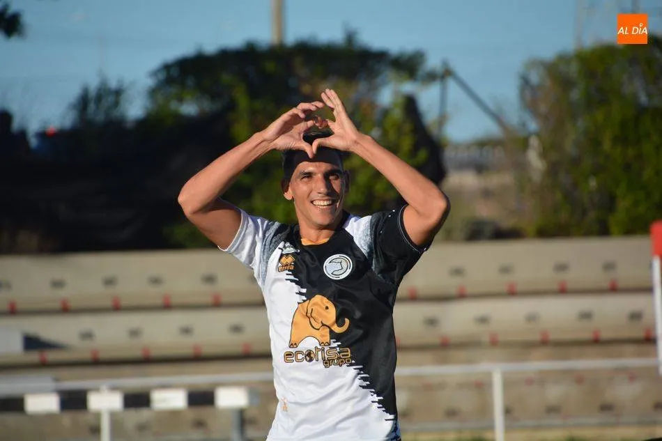 Grande es el máximo goleador de la historia de la entidad en Segunda División B con un total de nueve dianas