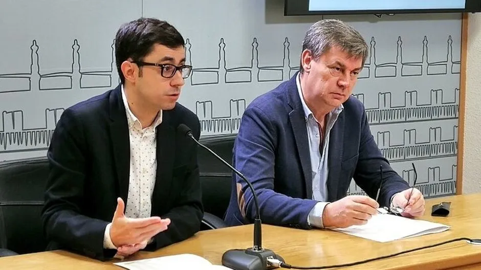 El portavoz del Grupo Municipal Socialista en el Ayuntamiento de Salamanca, José Luis Mateos, acompañado por el concejal Marcelino García