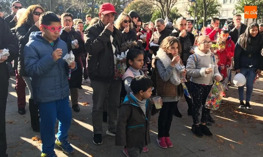 Los asistentes tomaron las uvas a las 12.00 horas. Foto de Pedro Zaballos