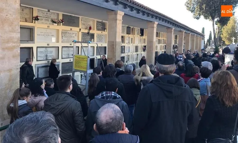 Buena respuesta del público a este homenaje a Unamuno en el cementerio. Foto de Pedro Zaballos