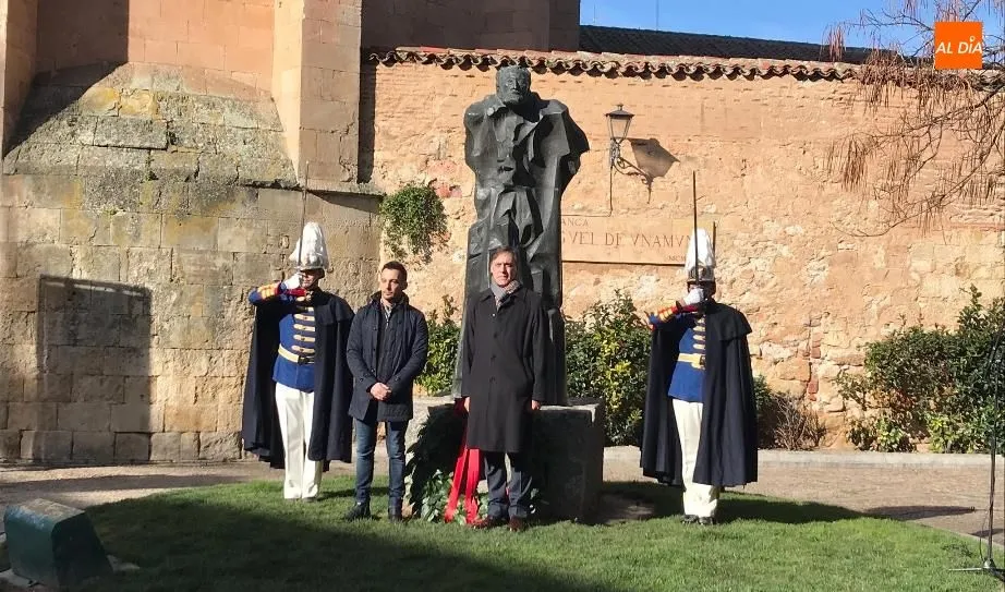 El cineasta Alejandro Amenábar en la ofrenda floral a Unamuno, junto al alcalde de Salamanca, Carlos García Carbayo