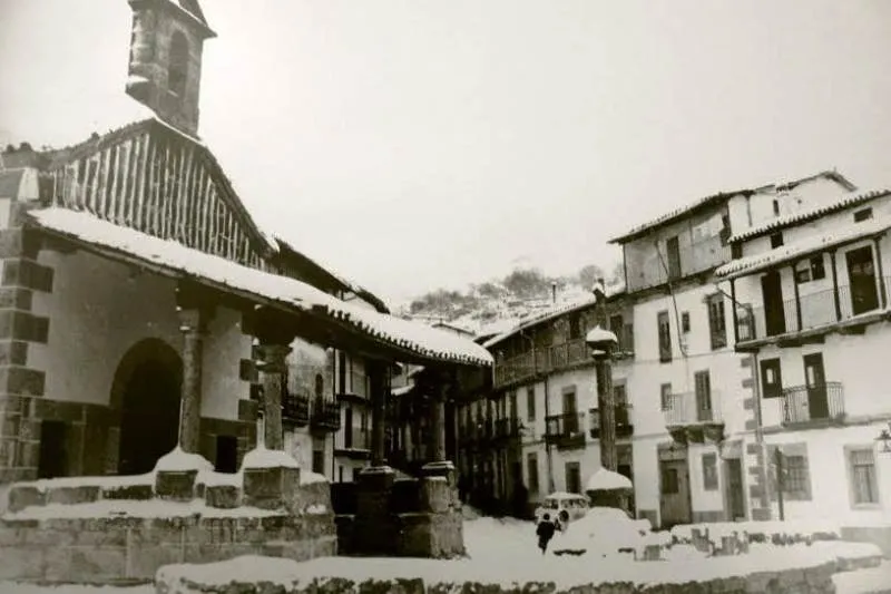 Aspecto de la Plaza de la Iglesia en Candelario en1970