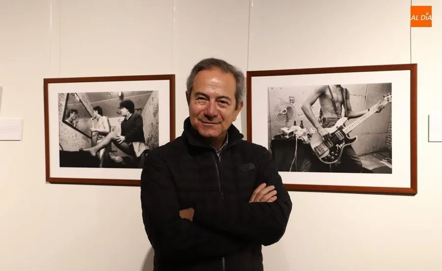 El fotoperiodista Enrique Cano, junto a algunas de las fotos de esta exposición. Foto de Lydia González