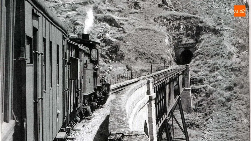 Un tren de vapor en la vía que discurre al lado del río Duero