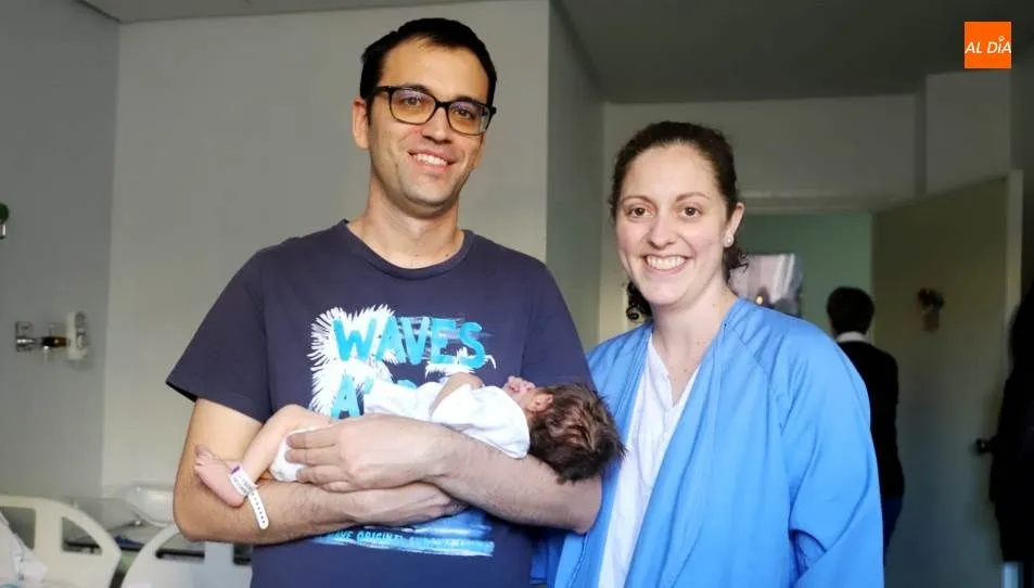 Rosana y David junto a su nuevo hijo, Alejandro Sánchez Marcos. Foto de Lydia González