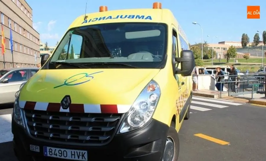 Ambulancia junto al Complejo Asistencial de Salamanca. Foto de archivo