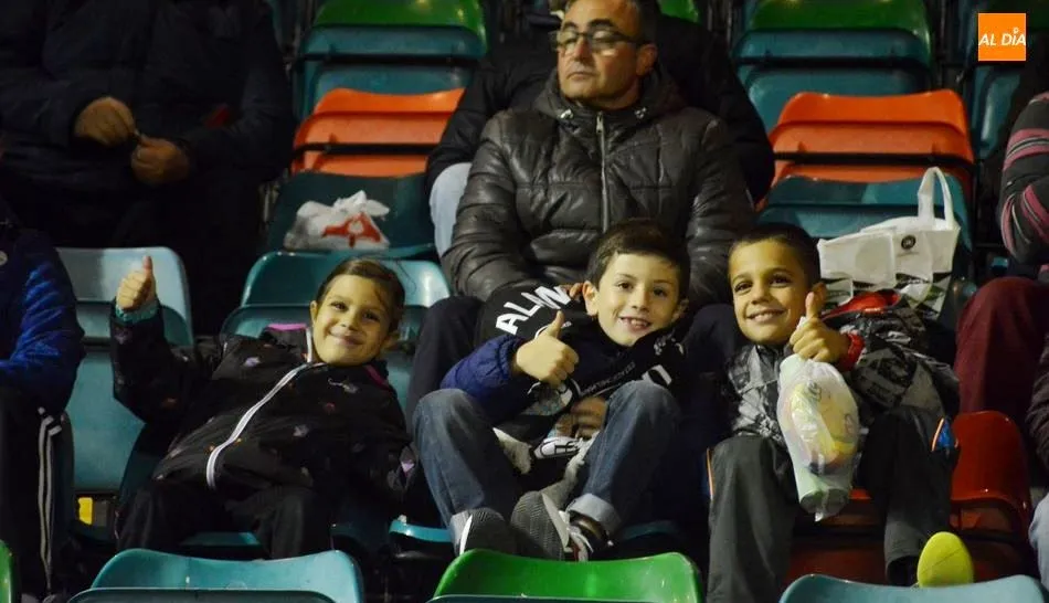 Jóvenes aficionados en el estadio Helmántico. Foto de Lydia González