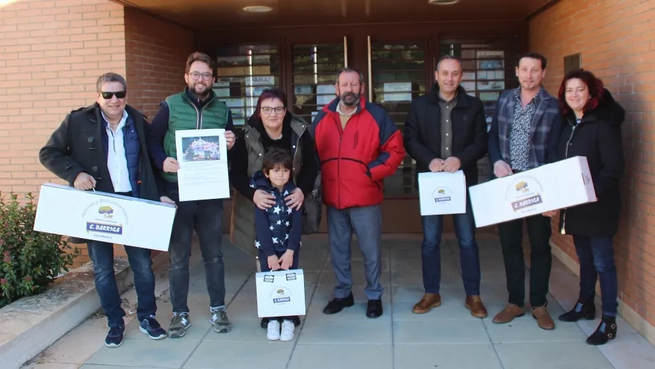 Entrega de los premios a los ganadores del certamen de iluminación navideña de casas en Carrascal de Barregas