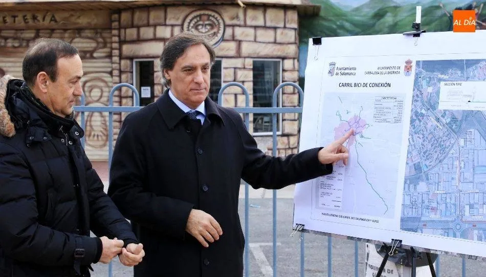 Los alcaldes de Salamanca y Carbajosa, Carlos García Carbayo y Pedro Samuel Martín, en la presentación del proyecto del nuevo carril bici. Foto de archivo