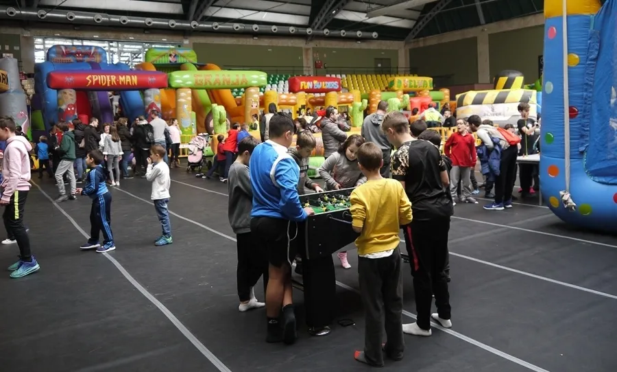 Parque infantil, hinchables, atracciones mecánicas, simuladores y videoconsolas en el pabellón de Carbajosa