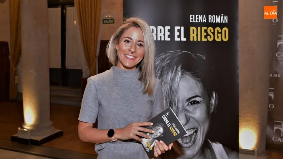 Elena Román presentó su libro Corre el riesgo en el Casino de Salamanca. Fotos: Ángel Merino