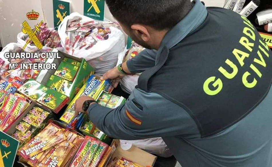 Un agente de la Guardia Civil retira artículos pirotécnicos