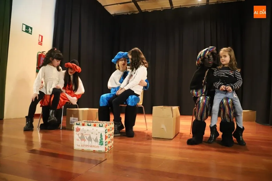 Varios niños, con los pajes / Fotos de Lydia González