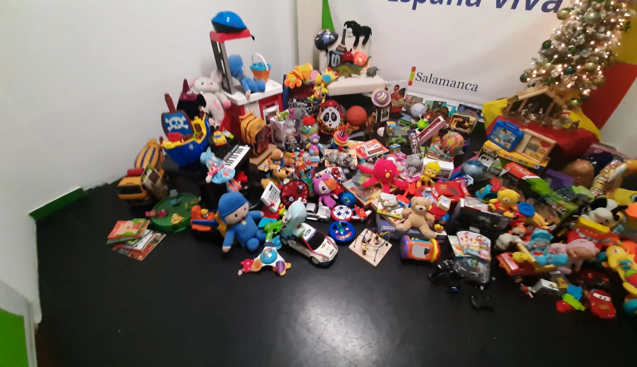 Juguetes recogidos por los jóvenes de VOX Salamanca