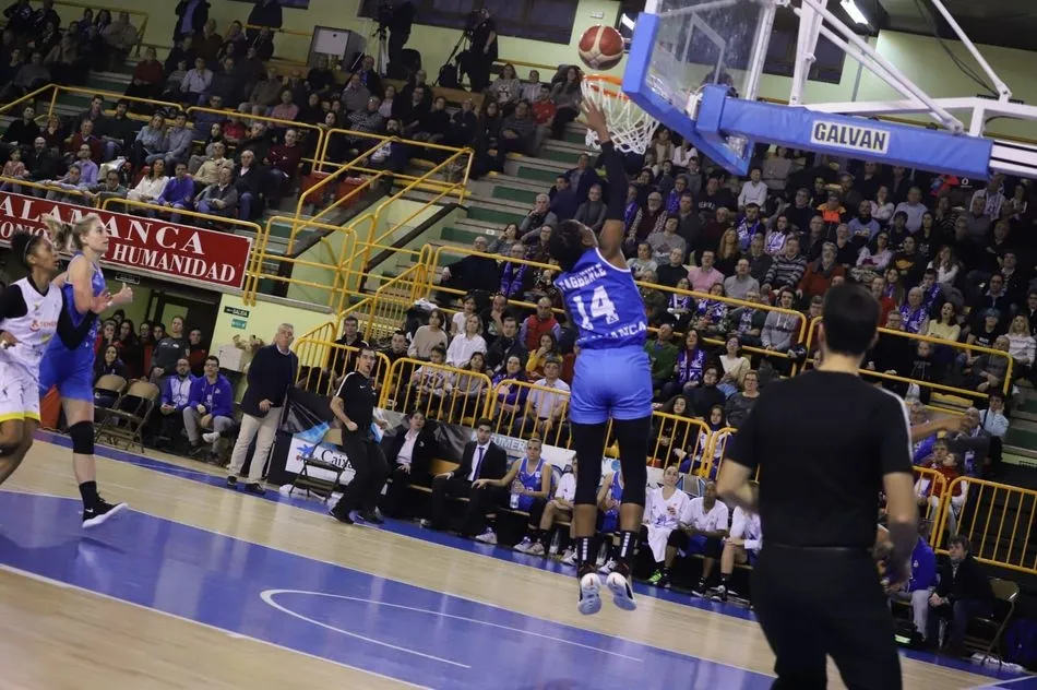 La debutante Fagbenle anota una canasta / Lydia González