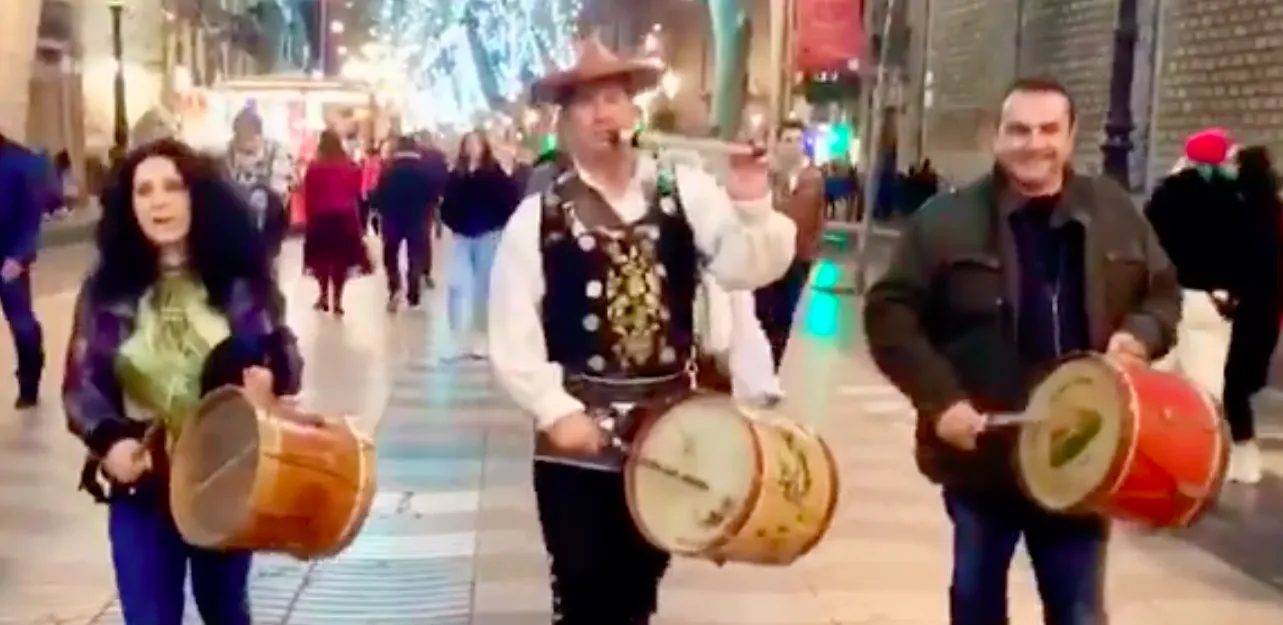 El Mariquelo hace sonar ‘El novio de la muerte’ en plena Rambla de Barcelona