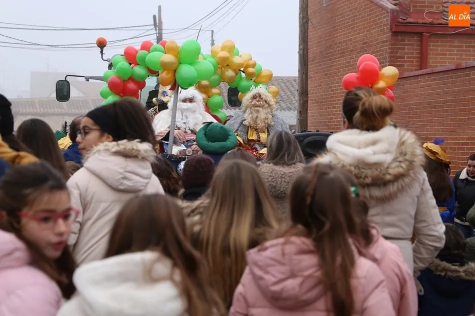 Decenas de personas siguen a la carroza de los Reyes Magos | Víctor Sánchez