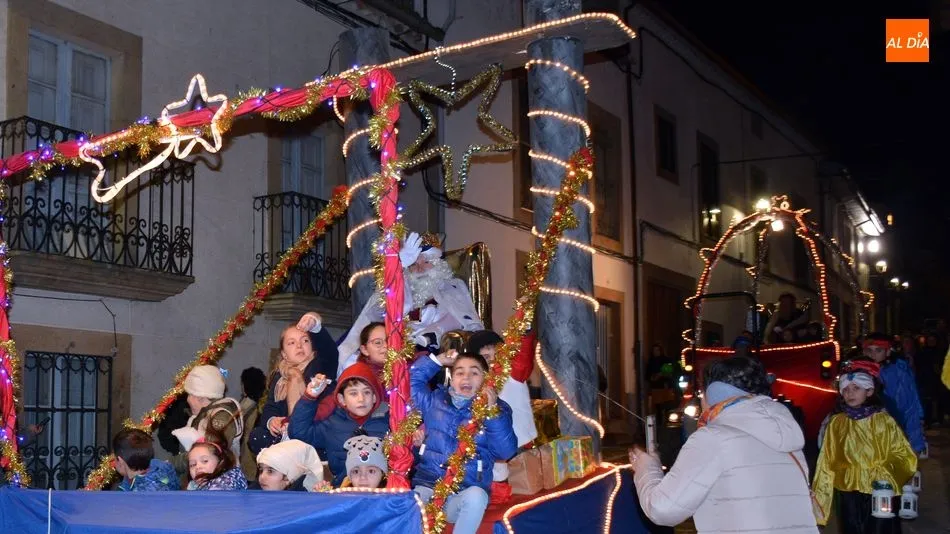 Los niños disfrutan de una animada Cabalgata de Reyes en Lumbrales