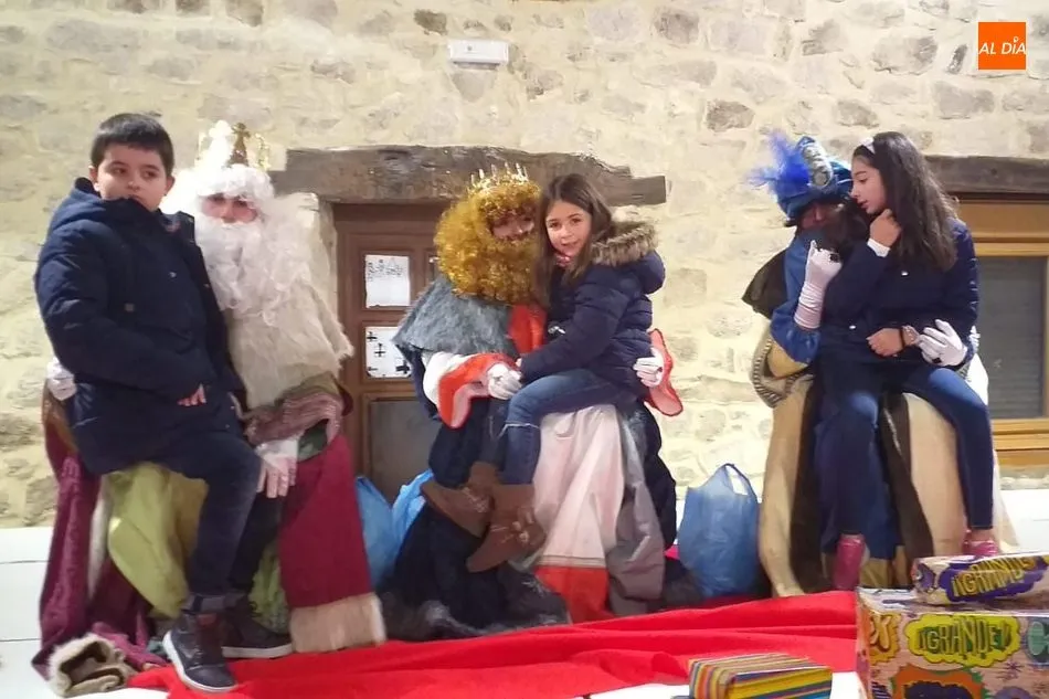 Los Reyes de Oriente hacen las delicias de pequeños y mayores en Cipérez  