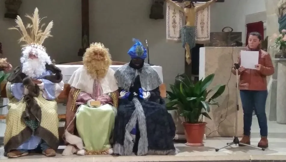 Los Magos de Oriente dejan regalos y caramelos a los niños de Peralejos de Abajo  