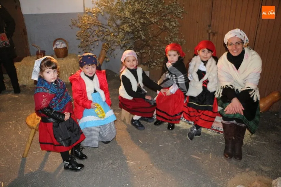 Ledrada recibe a los Reyes Magos con un belén viviente