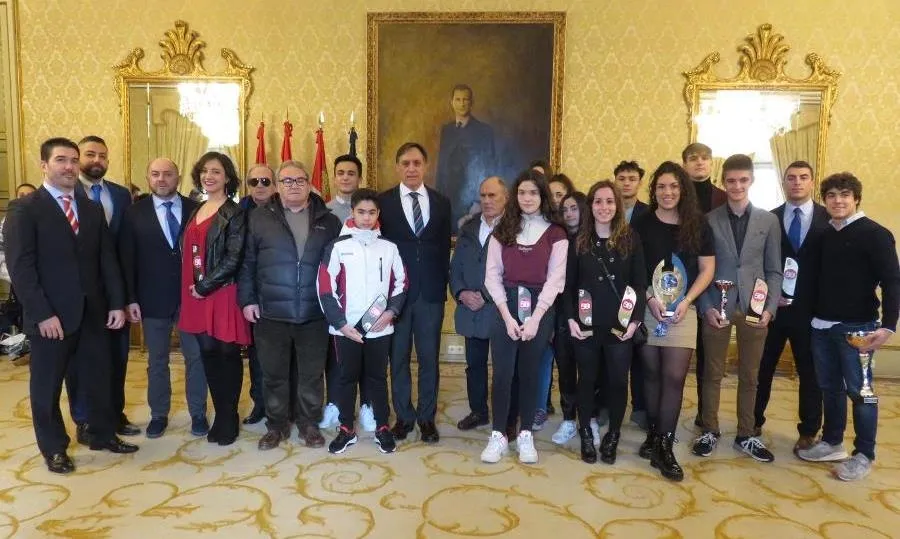 El alcalde, Carlos García Carbayo, junto a uno de los grupos de estos deportistas