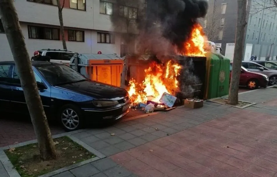 Uno de los contenedores quemados en Valladolid. - @POLICIAVLL