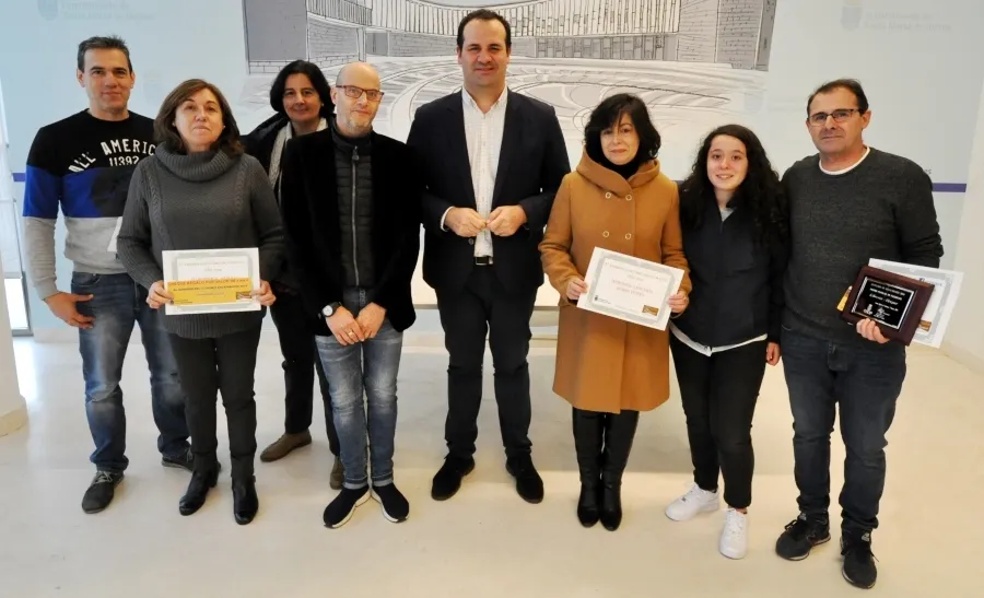 El alcalde, David Mingo, junto a Mari Ángeles, de Hobby Punto, Mercedes Herrero, de Azalea y Jesús Álvarez, de Alvapar