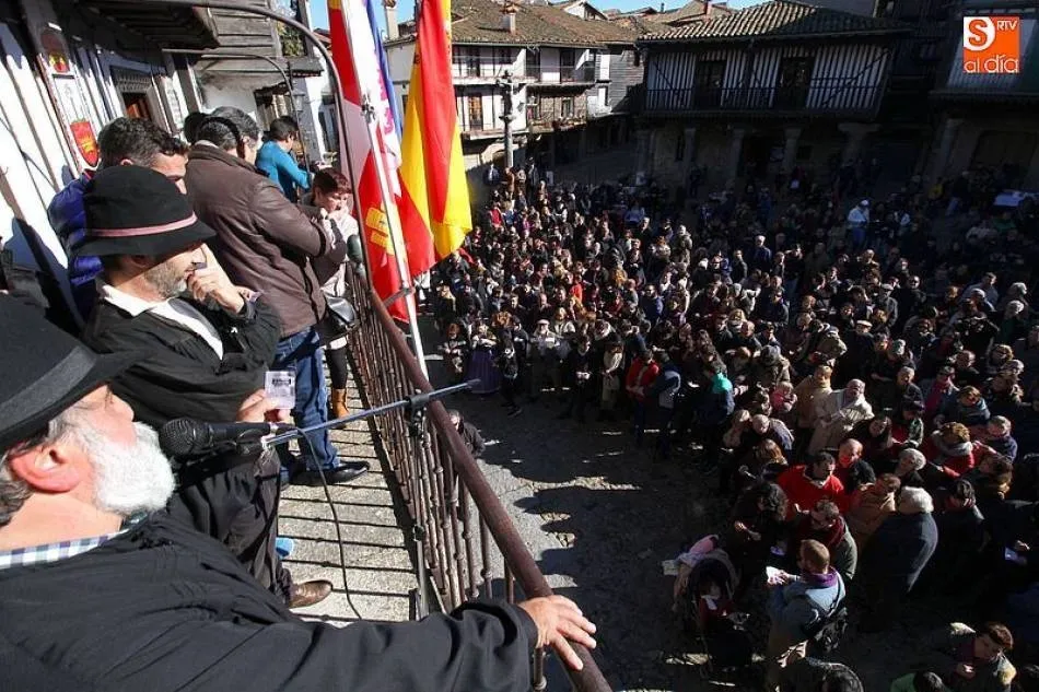 La Plaza Mayor se llena de gente con sus papeletas para ver si ganan el cerdo en la tradicional rifa de San Antón. Foto: Archivo