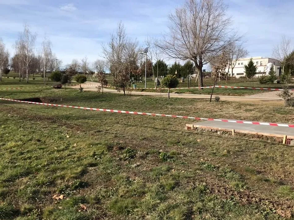 Lugar donde se está instalando la nueva tirolina del parque de La Dehesa. Foto: Ayto. Guijuelo